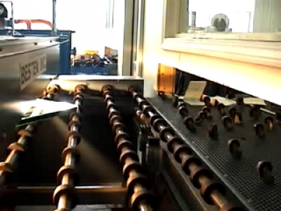 Making of glass with a flexible spacer